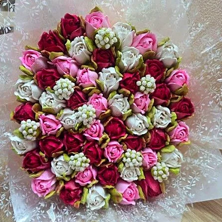 Пышный букет из розовых, белых и бордовых зефирных роз-бутонов