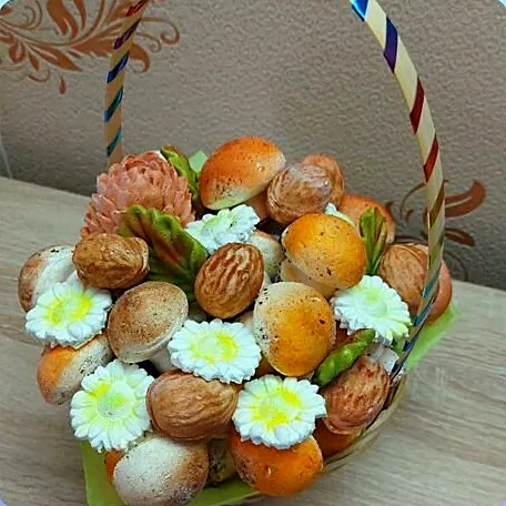Корзинка с зефирными грибочками и ромашками